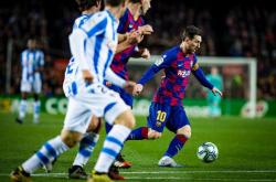 爱游戏官方入口-皇家社会惨遭逆转，巴塞罗那卫冕赛冠捷足先登