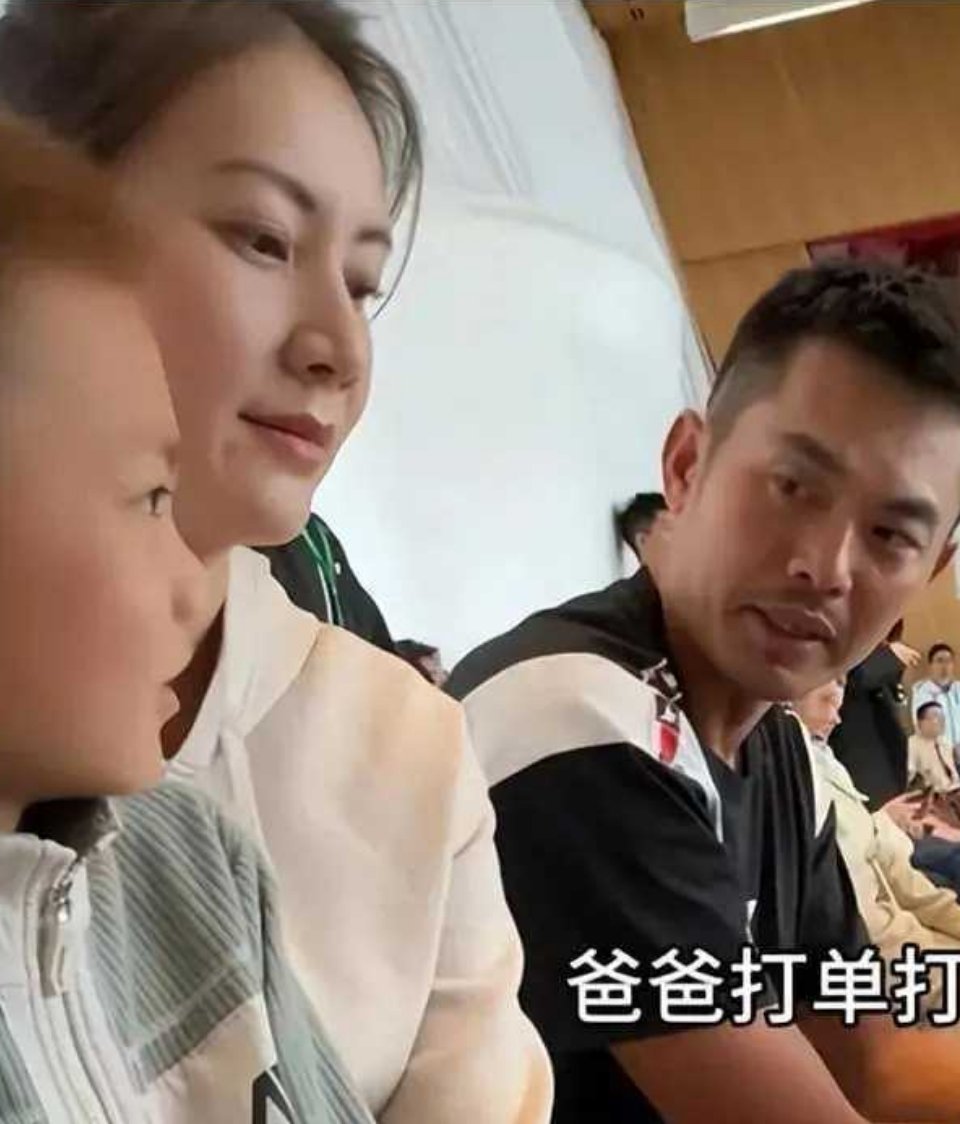 包含体能教练离队转投对手，引发诸多猜测的词条