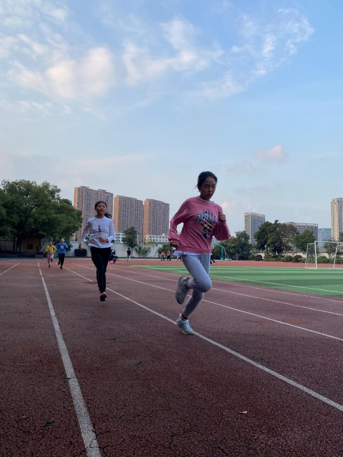 关于队内气氛融洽，团结奋战迎接挑战的信息
