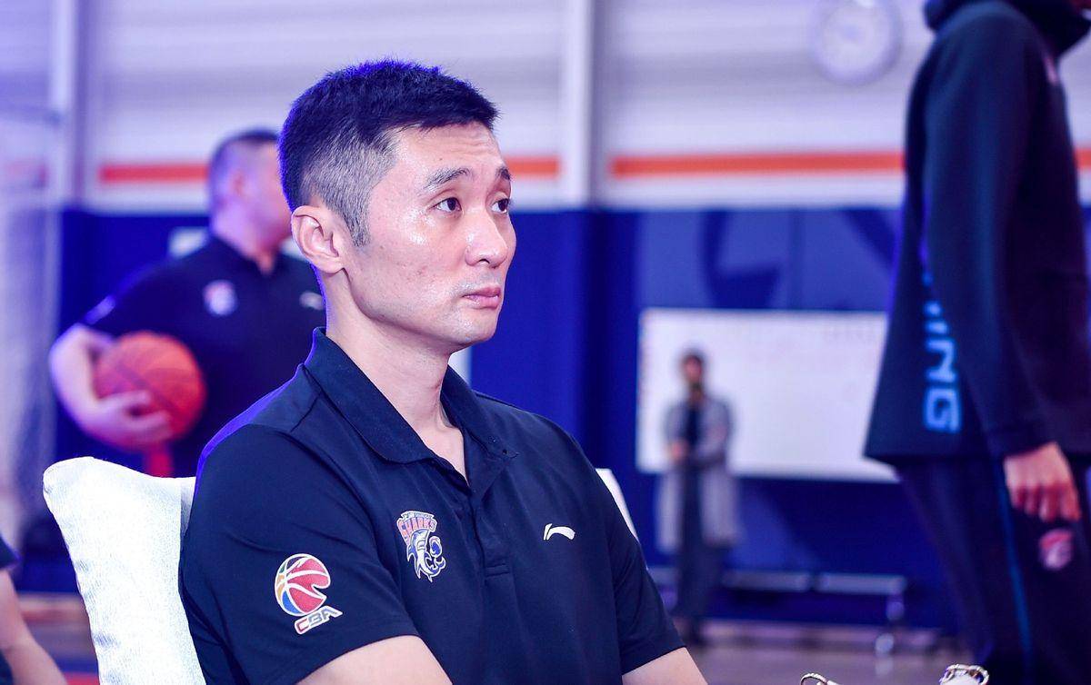 上海男篮主场战胜新疆男篮，拿下宝贵胜利