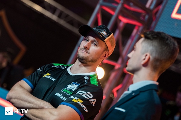 选手深夜独自训练，为赛场再战做准备