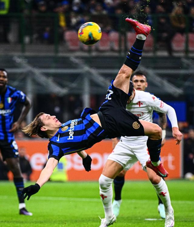 关于球队球员中场传中接连命中球门的信息 关于球队球员中场传中接连命中球门的信息