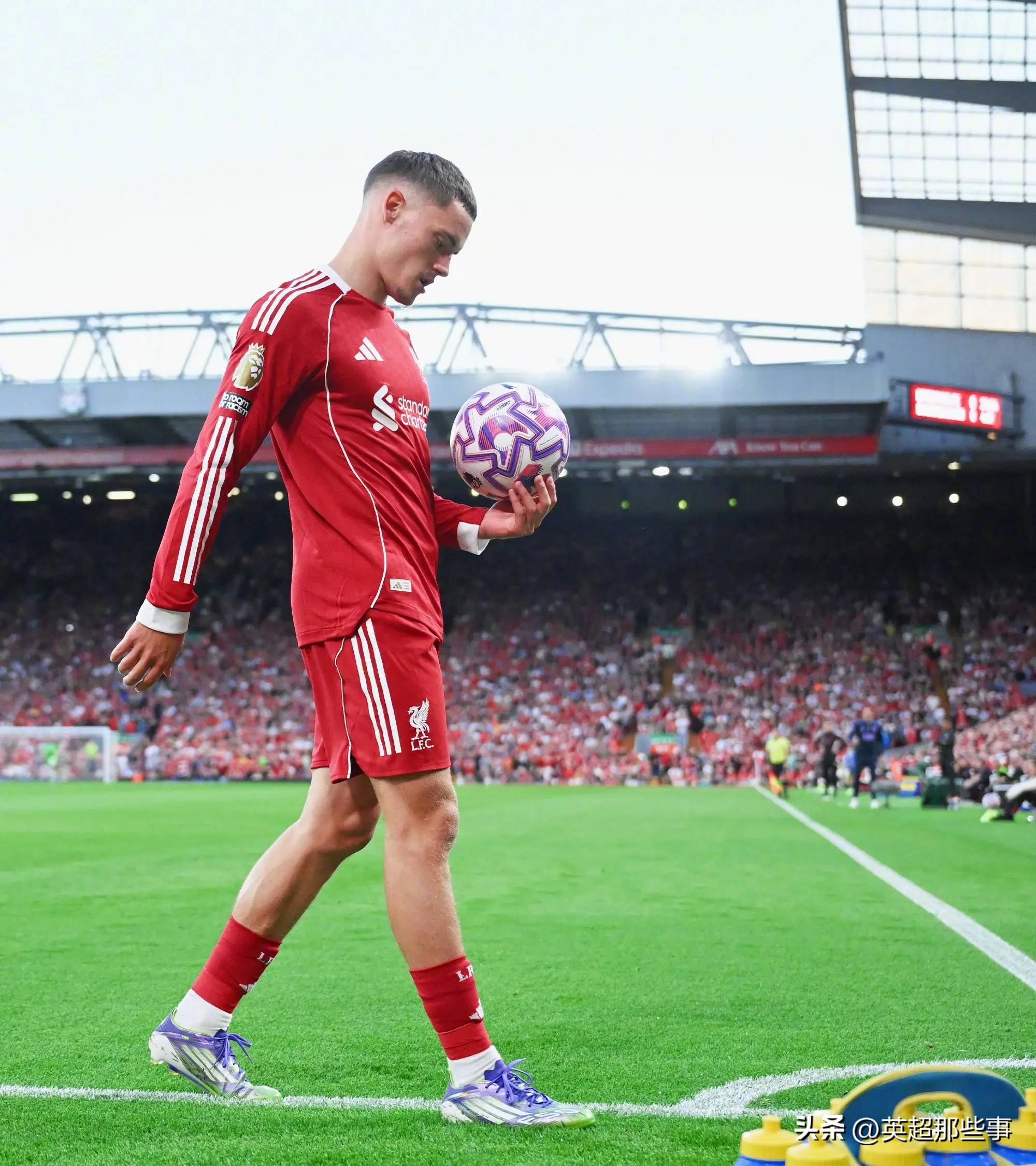 关于足球行业新动向：球迷热议的球星表现亮眼，备受关注的信息