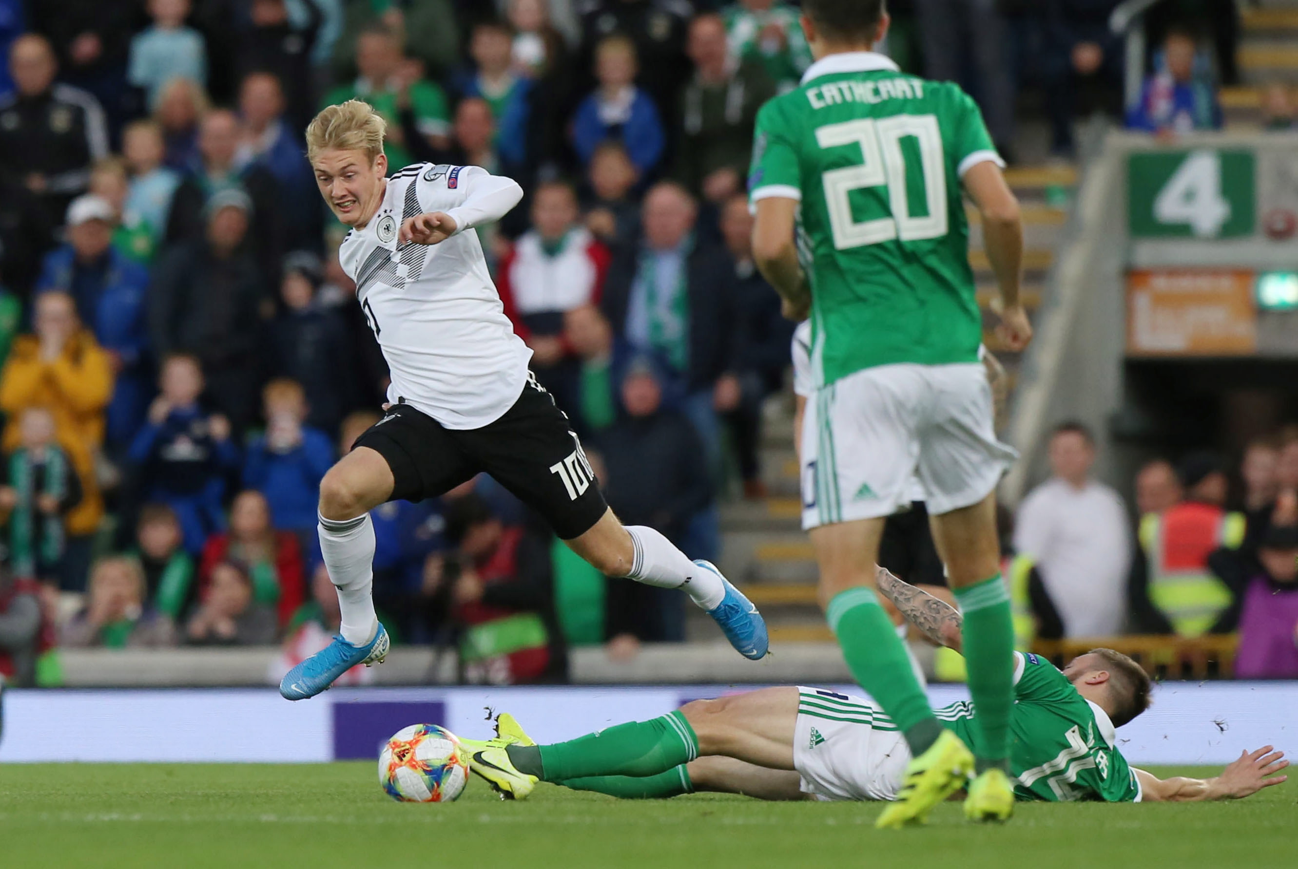 包含爱尔兰客场力克北爱尔兰，欧锦赛出线形势领先的词条