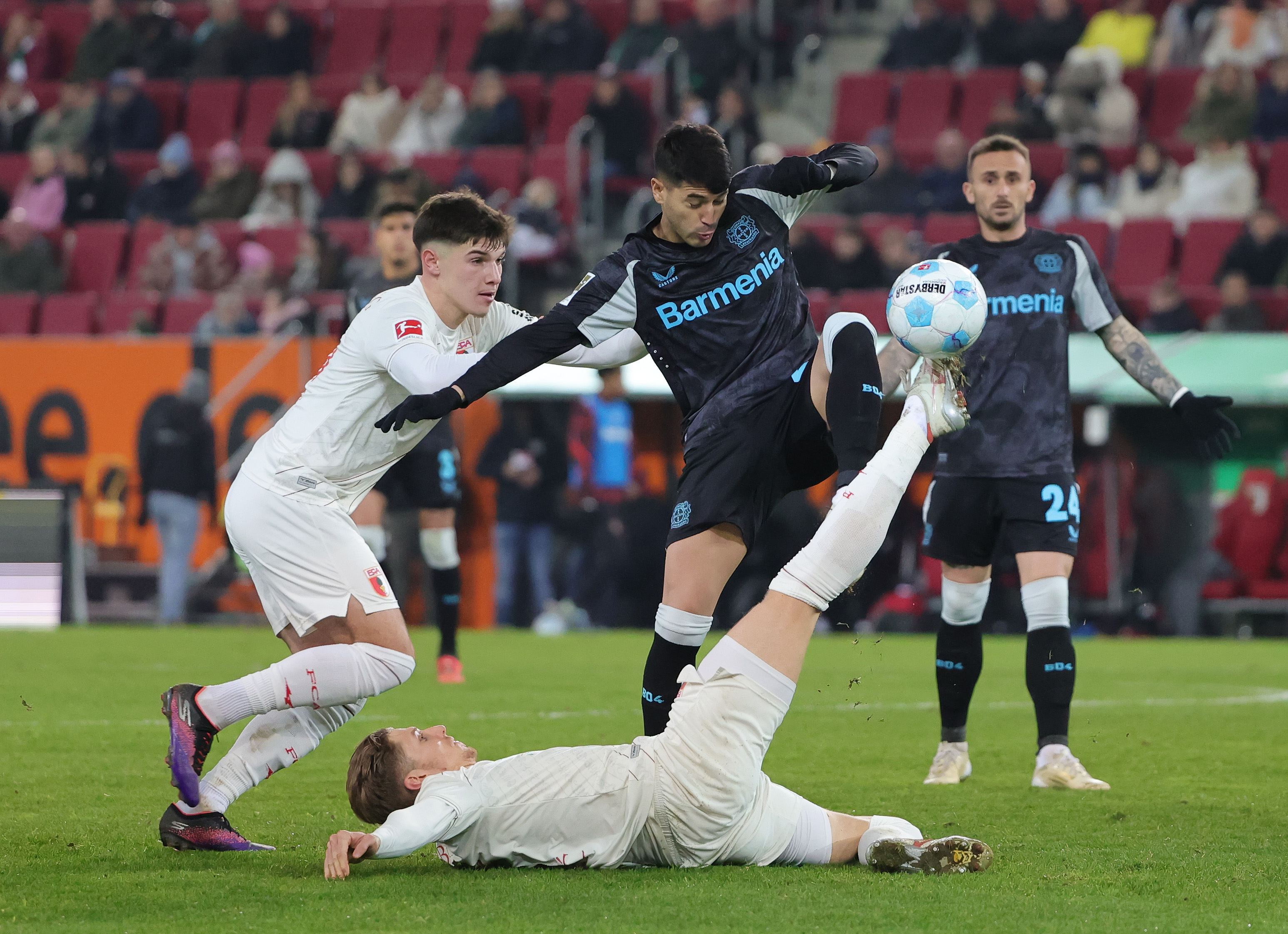 包含沃尔夫斯堡主场击败弗莱堡，豪取三分的词条