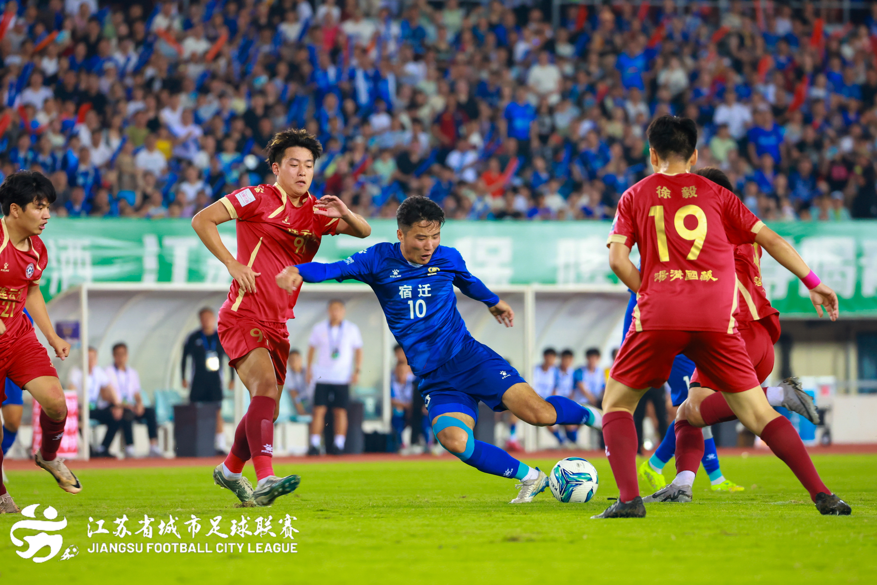 球员们备战！足球联赛即将开赛