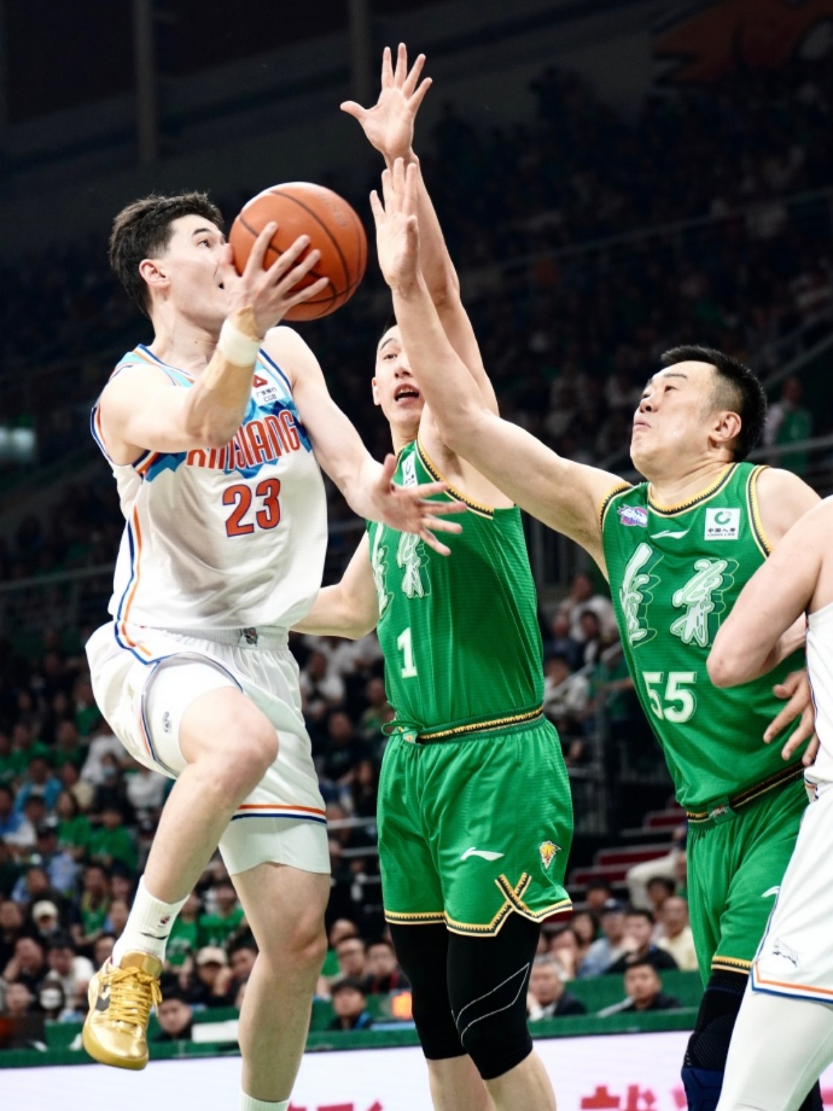 辽宁队主场击败山西队，稳居不败之地