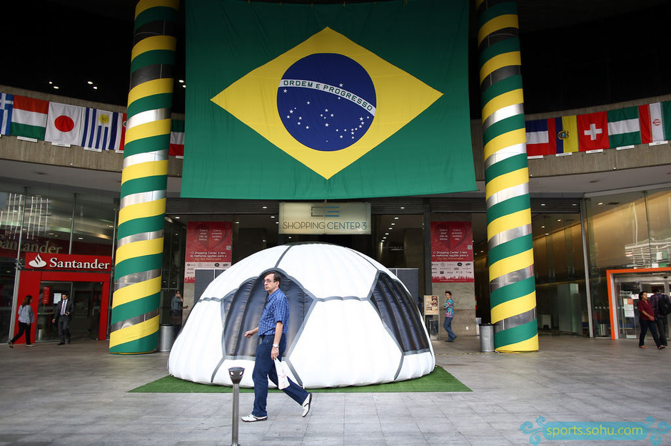 圣保罗赛场积雪盛开，冬日足球盛宴吸引众目的简单介绍