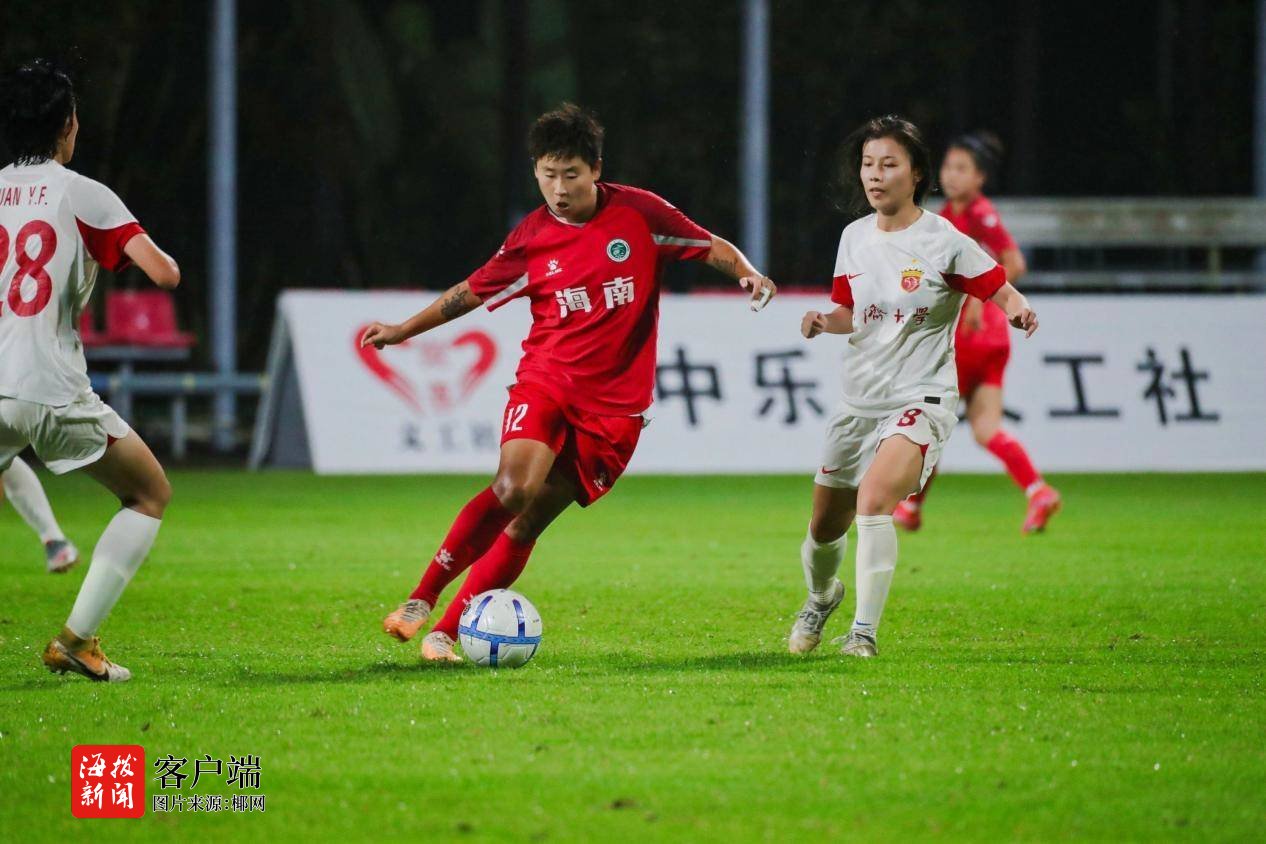 近期足球赛事女子选手表现神勇