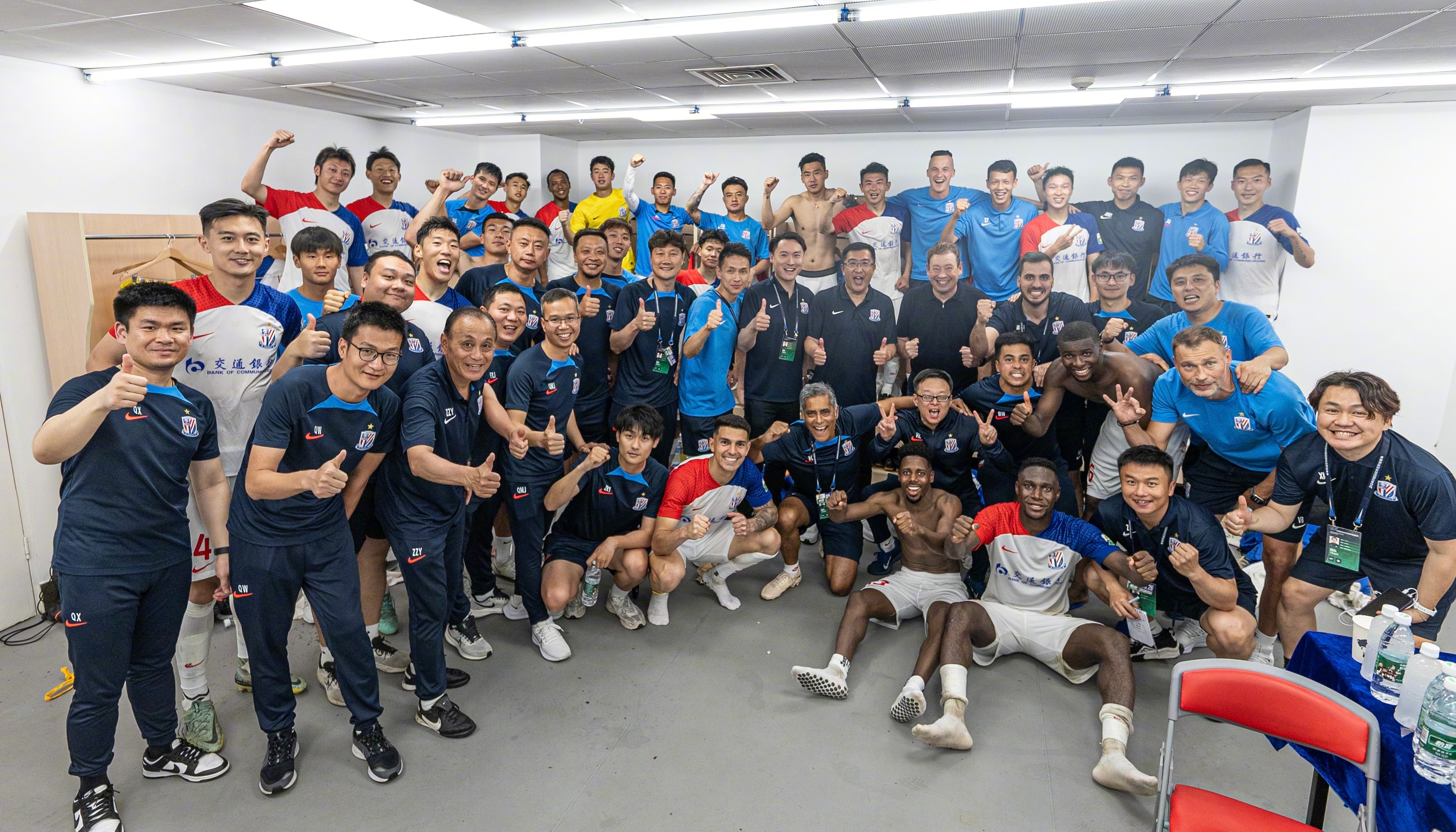 巴萨球员合影曝光，球迷疯狂转发打call的简单介绍